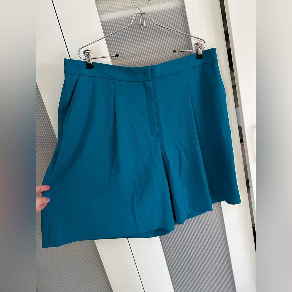 $495 NWT Escada teal shorts